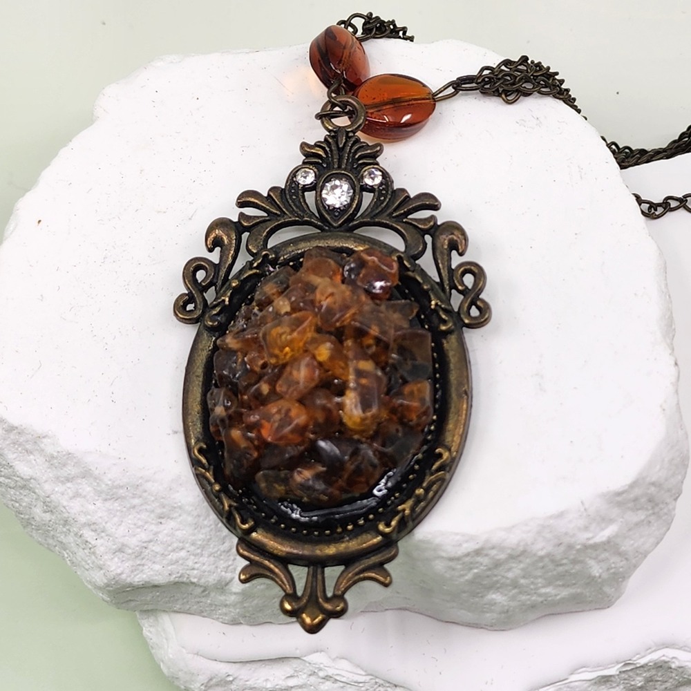 VTG Amber Brown Beaded Necklace Ornate Rhinestone Pendant Bronze Tone Statement